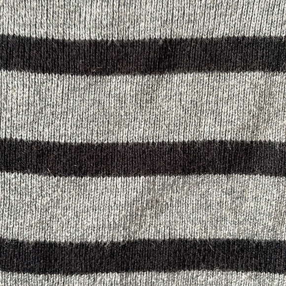Express V neck sweater - Picture 4 of 9